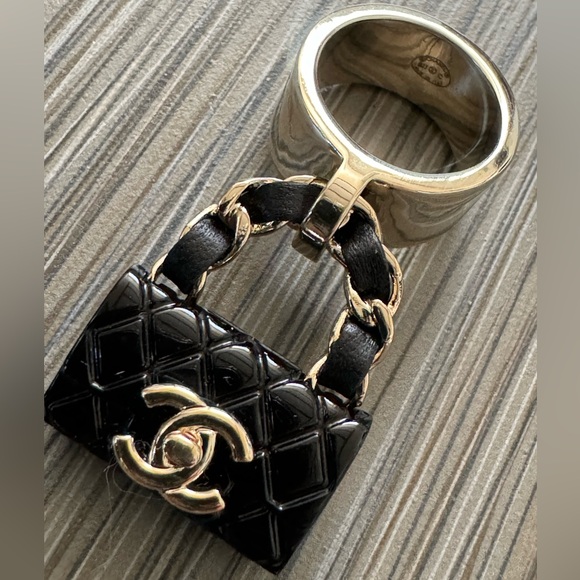 🪴Markdown🪴Chanel flap bag Ring handbag ring black gold flap bag charm ring - Picture 5 of 9